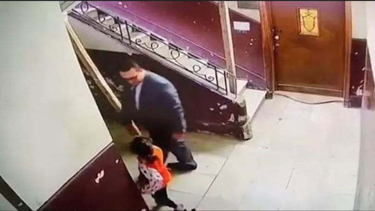 واقعة التحرش كما سجلتها كاميرا المراقبة في المعادي متحرش المعادي لحظة القبض عليه