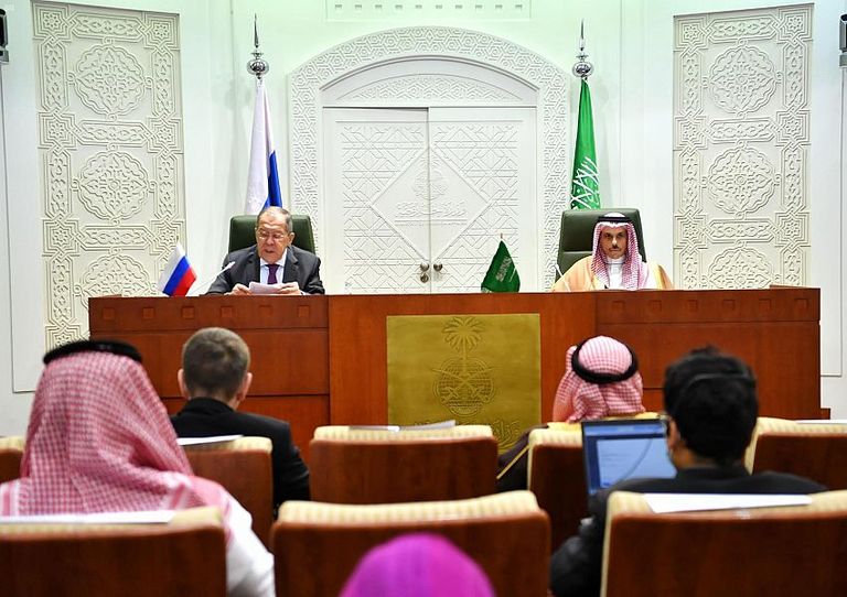 جانب من لقاء ولي العهد السعودي ووزير خارجية روسيا