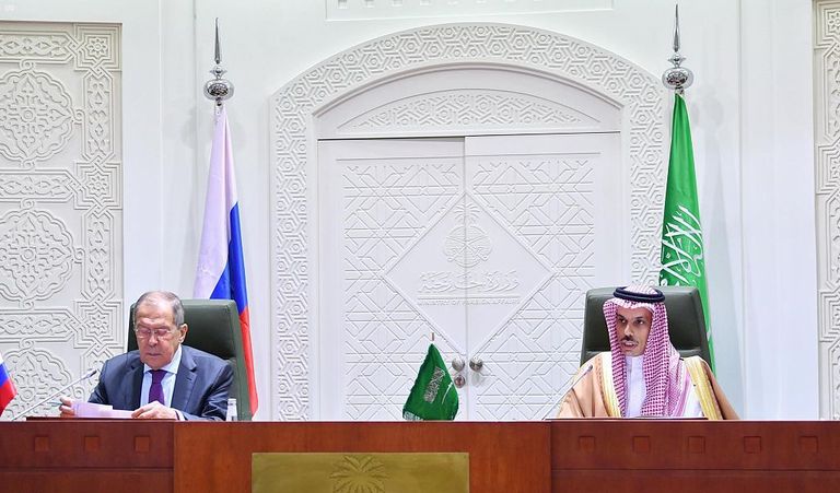 جانب من لقاء ولي العهد السعودي ووزير خارجية روسيا