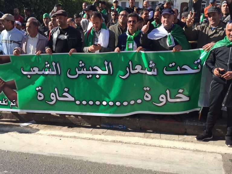 شعار الجيش شعب إخوة إخوة في مظاهرات الجزائر - أرشيفية قائد الجيش الجزائري الفريق السعيد شنقريحة - أرشيفية