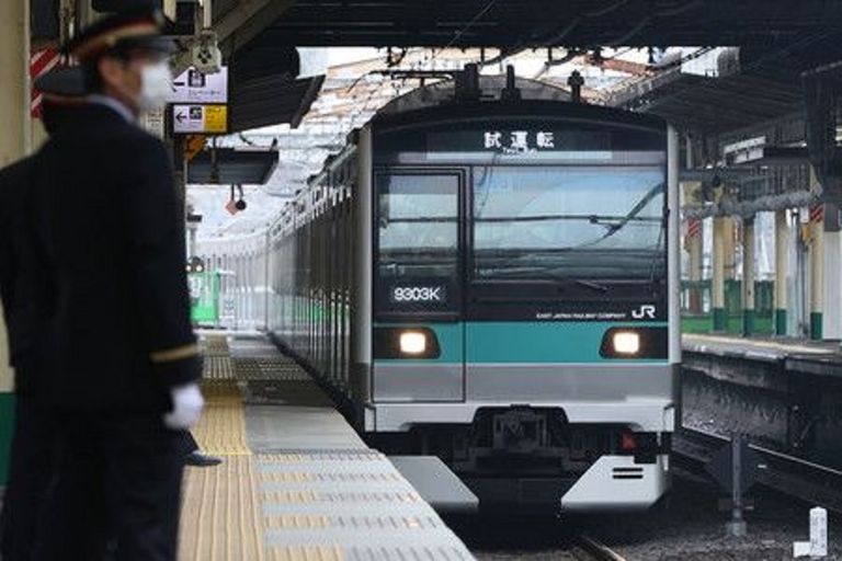 تشغيل قطار آلي في اليابان