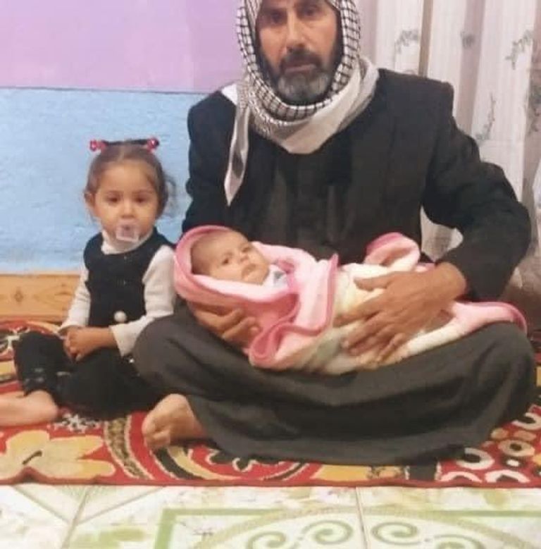 والد الناشط العراقي علي جاسب خلال رحلة البحث عنه- أرشيفية