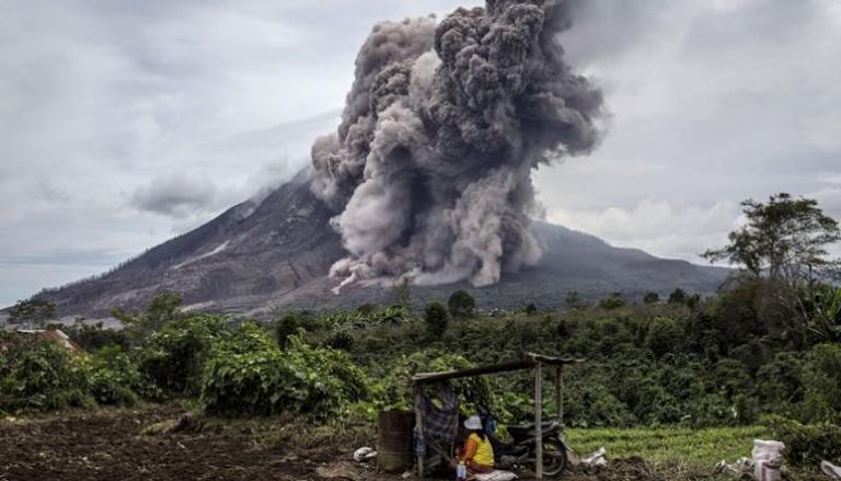 بركان جبل سينابونج بإندونيسيا 