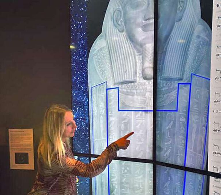 التجول في مقبرة بسامتيك باستخدام نظارات الواقع الافتراضي