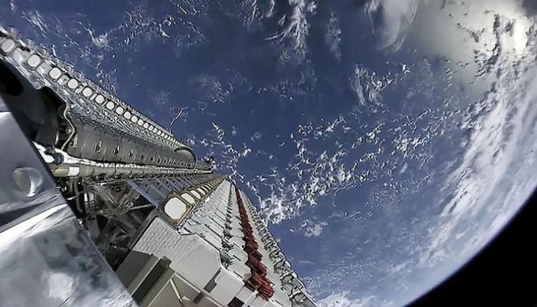"سبيس إكس" تطلق 60 قمرا صناعيا من كوكبة "ستارلينك"