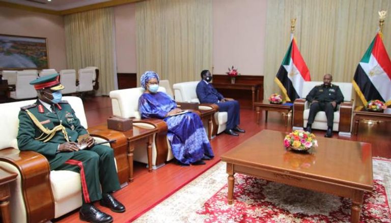 جانب من لقاء عبد الفتاح البرهان ومامادو تانغارا مبعوث رئيس غامبيا 