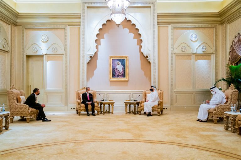 الشيخ عبدالله بن زايد آل نهيان أثناء توقيع مذكرات التفاهم مع ماليزيا