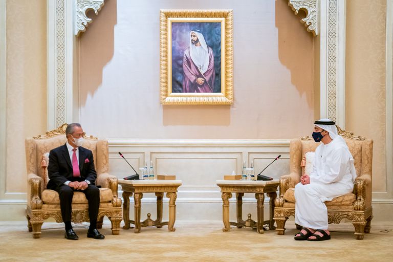 الشيخ عبدالله بن زايد آل نهيان أثناء توقيع مذكرات التفاهم مع ماليزيا