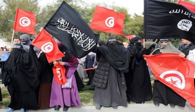 نساء داعشيات يرفعن علمي تونس والتنظيم الإرهابي- أرشيفية