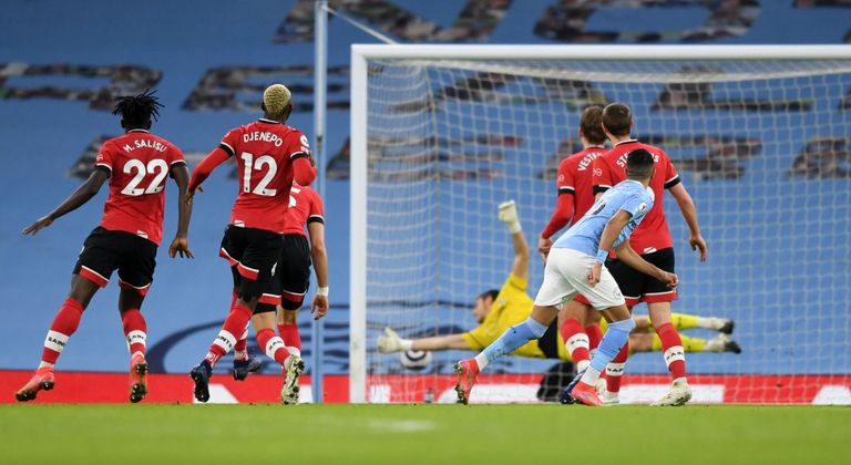 الدولي الجزائري رياض محرز نجم مانشستر سيتي الإنجليزي