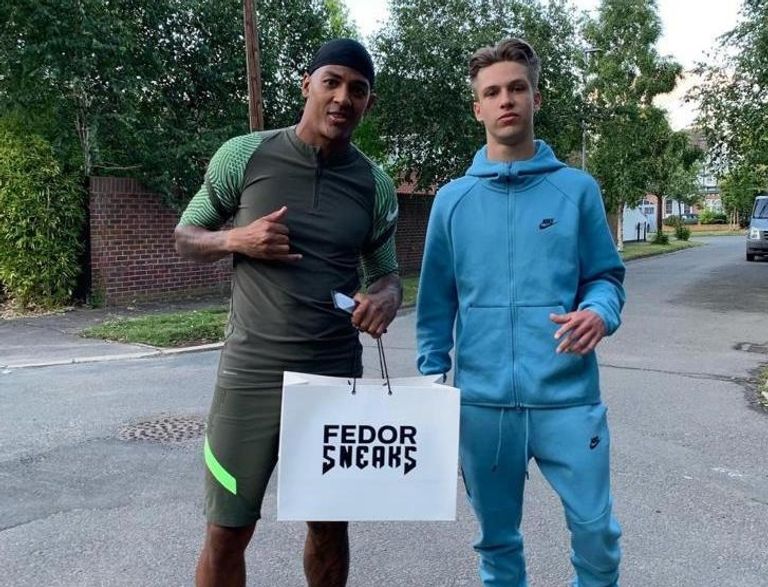 فيدور سنيكيس متسوق الدوري الإنجليزي سنيكيس مع نجم تشيلسي بيلي جيلمور