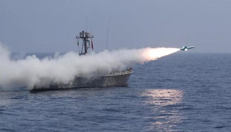 صاروخ أطلق من سفينة حربية خلال مناورة بحرية إيرانية في خليج عمان