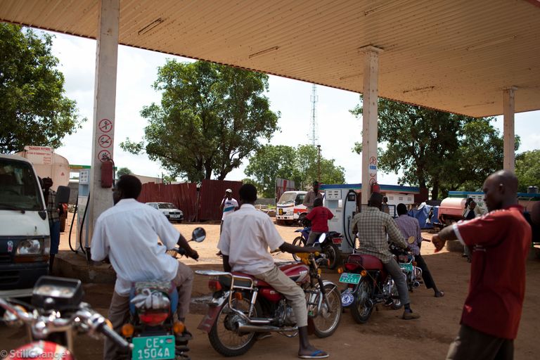 مجموعة من سائقي "البودا- بودا"