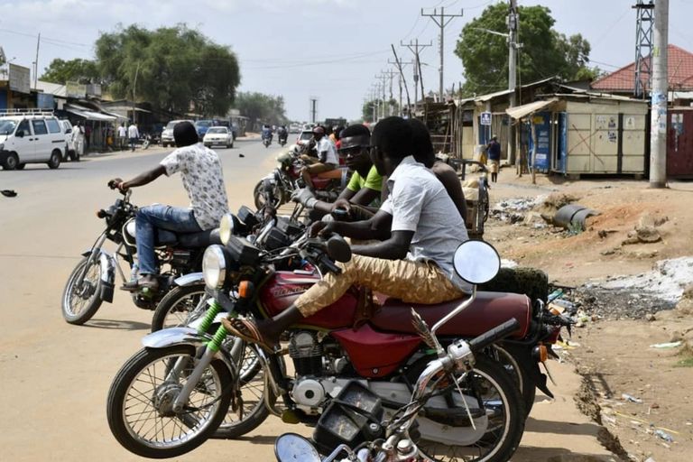 مجموعة من سائقي "البودا- بودا"