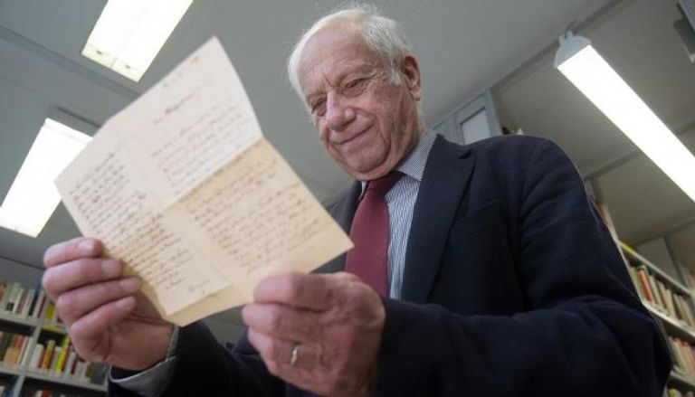المؤرخ رومان سانغروبر يحمل رسالة مختومة كتبها والد هتلر في مدينة لينز النمساوية
