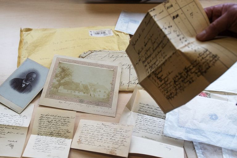 المؤرخ رومان سانغروبر يحمل رسالة مختومة كتبها والد هتلر في مدينة لينز النمساوية