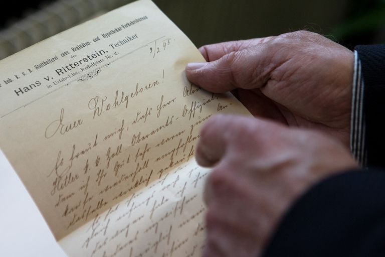 المؤرخ رومان سانغروبر يحمل رسالة مختومة كتبها والد هتلر في مدينة لينز النمساوية