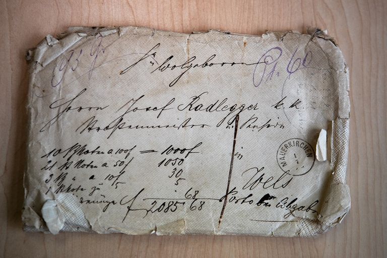 المؤرخ رومان سانغروبر يحمل رسالة مختومة كتبها والد هتلر في مدينة لينز النمساوية