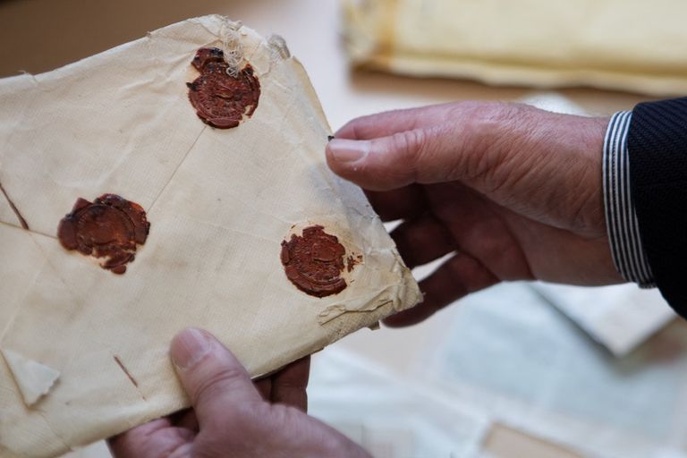 المؤرخ رومان سانغروبر يحمل رسالة مختومة كتبها والد هتلر في مدينة لينز النمساوية