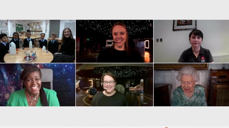 الملكة إليزابيث ملكة بريطانيا خلال المؤتمر الافتراضي
