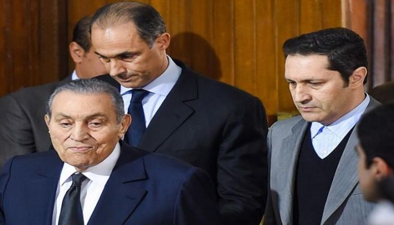 الرئيس المصري الراحل حسني مبارك ونجليه علاء وجمال- أرشيفية