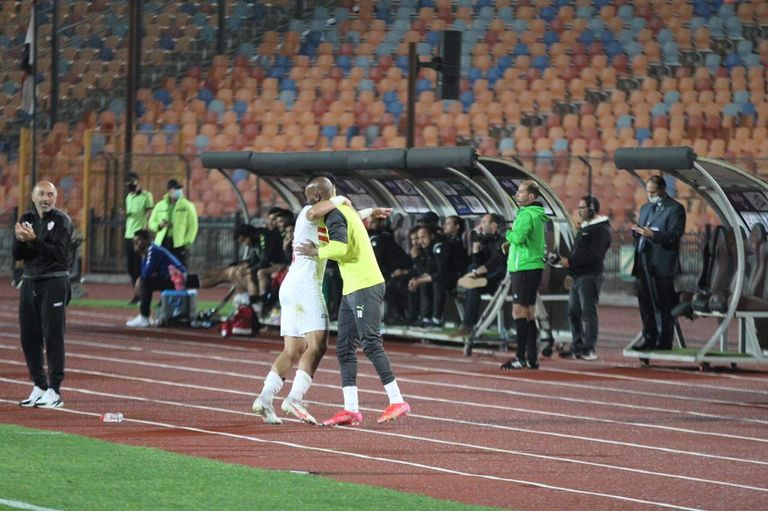 جايمي باتشيكو مدرب الزمالك السابق في ظهوره الأخير مع الفريق الفرنسي باتريس كارتيرون مدرب الزمالك الجديد