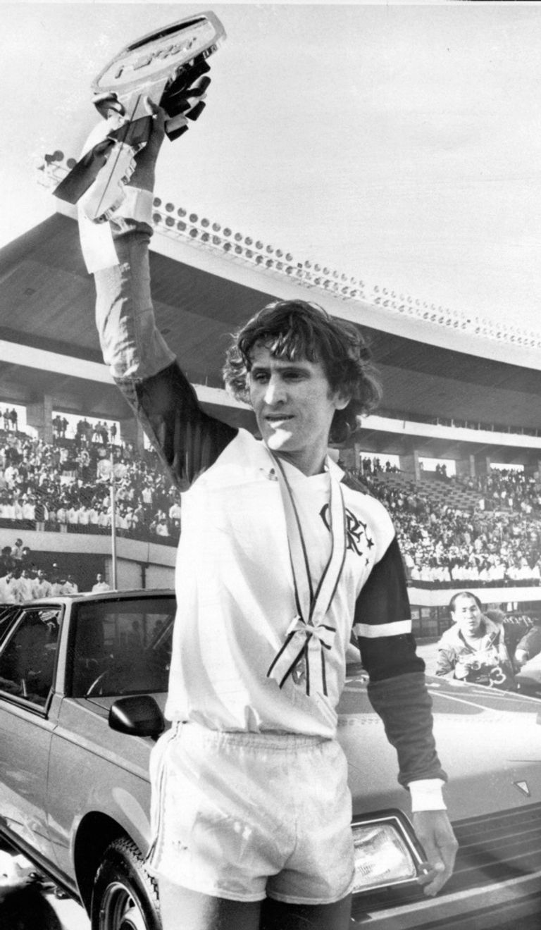 زيكو أسطورة الكرة البرازيلية وسيارته زيكو أسطورة الكرة البرازيلية وسيارته