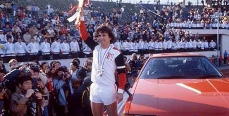 زيكو أسطورة الكرة البرازيلية وسيارته زيكو أسطورة الكرة البرازيلية وسيارته