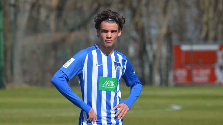 عمر رقيق لاعب أرسنال حنبعل المجبري موهبة مانشستر يونايتد