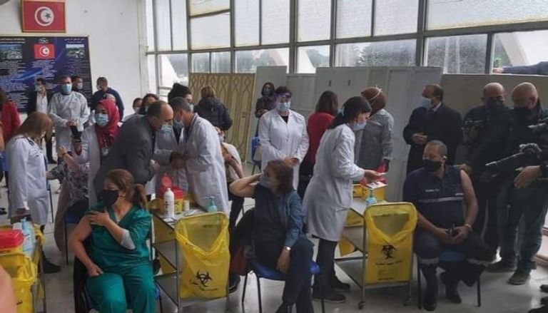 جانب من حملة التطعيم ضد كورونا في تونس