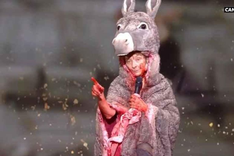 الممثلة الفرنسية كورين ماسييرو في أثناء توزيع حفل جوائز سيزار