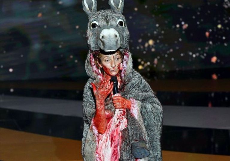 الممثلة الفرنسية كورين ماسييرو في أثناء توزيع حفل جوائز سيزار