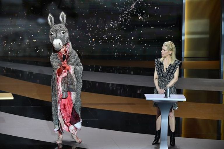 الممثلة الفرنسية كورين ماسييرو في أثناء توزيع حفل جوائز سيزار