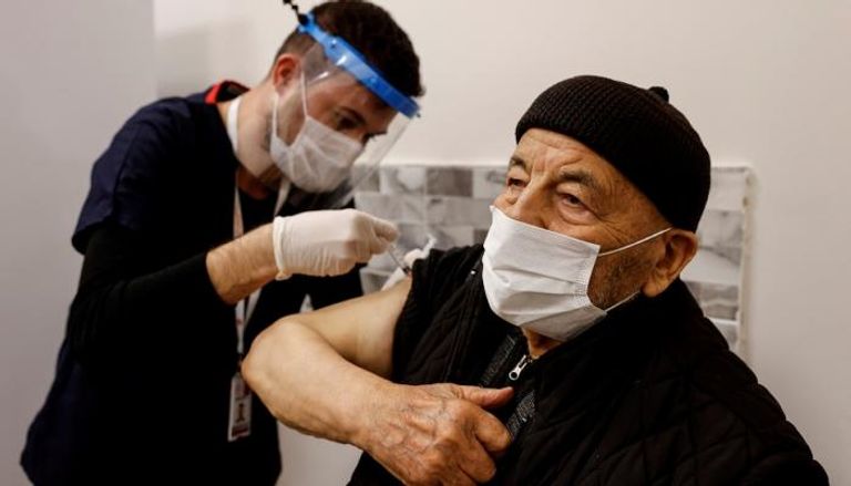 مسن تركي يتلقى لقاح سينوفاك للوقاية من فيروس كورونا في تركيا