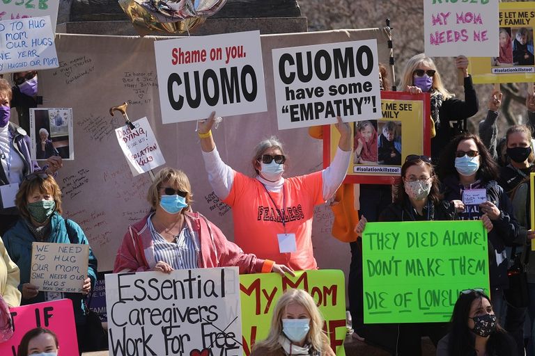 محتجات يرفعن لافتات كتب عليها "عار عليك" وتطالب باستقالة كومو أندرو كومو حاكم نيويورك