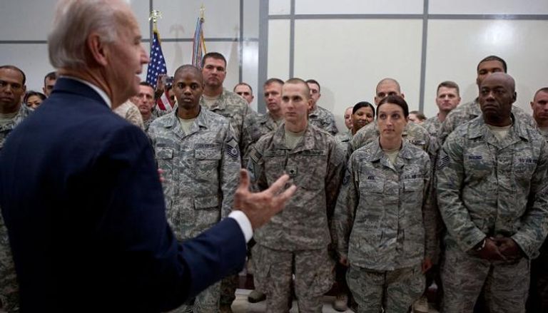 بايدن يلقي كلمة أمام جنود أمريكيين في قصر الفاو في كامب فيكتوري خارج بغداد في ديسمبر 2011