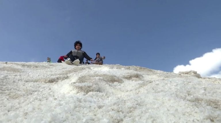 مصريون يتزلجون على الملح 