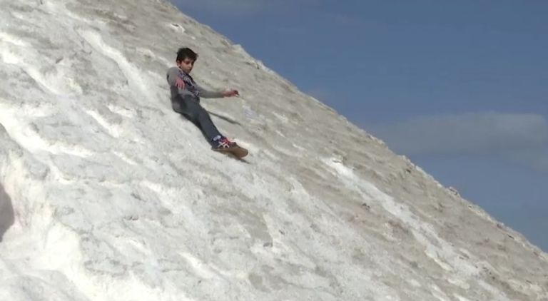 مصريون يتزلجون على الملح 