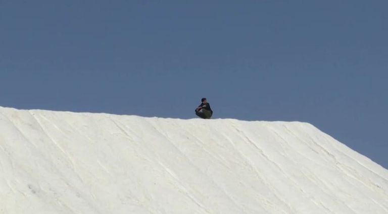 مصريون يتزلجون على الملح 