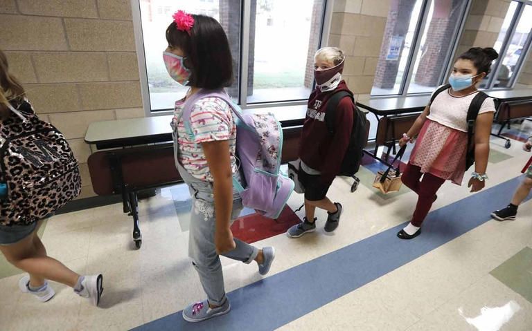 فتاة تتلقى دروسها عبر الإنترنت