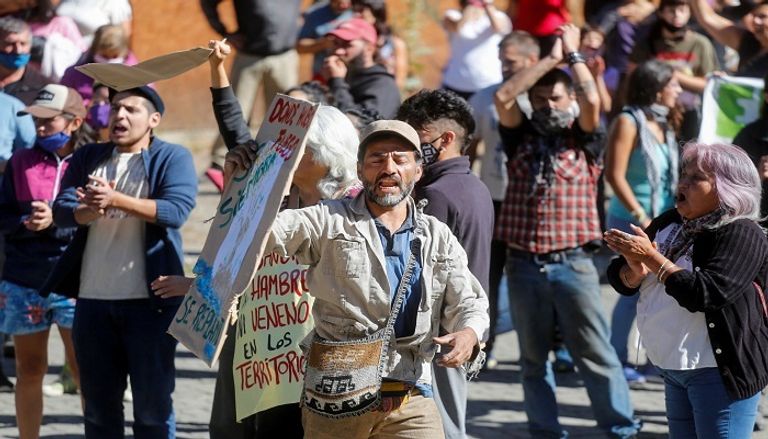 المحتجون الذين محاولتهم اعتراض موكب الرئيس الأرجنتيني- رويترز المحتجون خلال مهاجمة سيارة الرئيس الأرجنتيني-رويترز