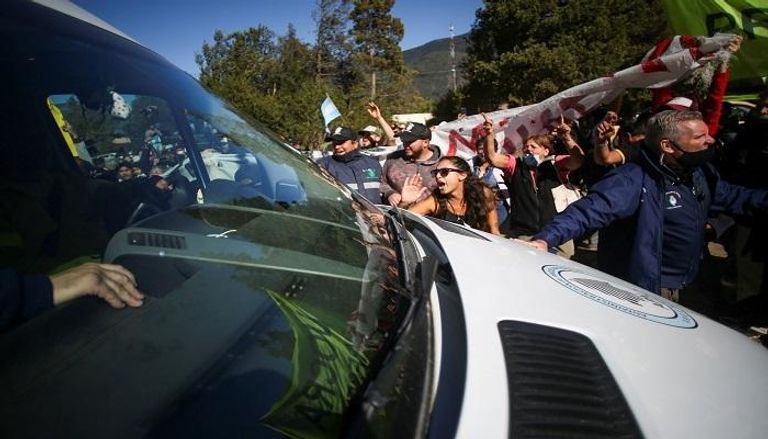 المحتجون خلال مهاجمة سيارة الرئيس الأرجنتيني-رويترز