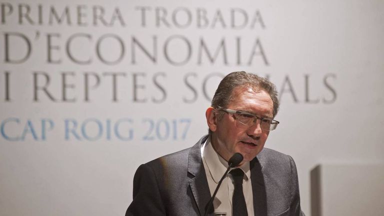 خوان لابورتا رئيس برشلونة مع مساعده جيرو