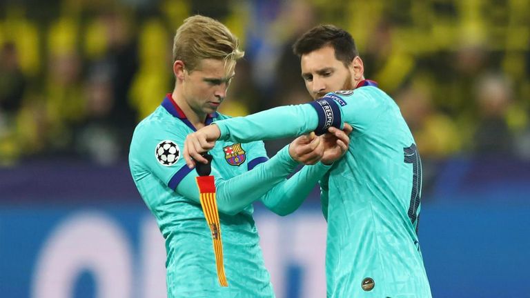 ليونيل ميسي وفرينكي دي يونج رونالد كومان المدير الفني لفريق برشلونة