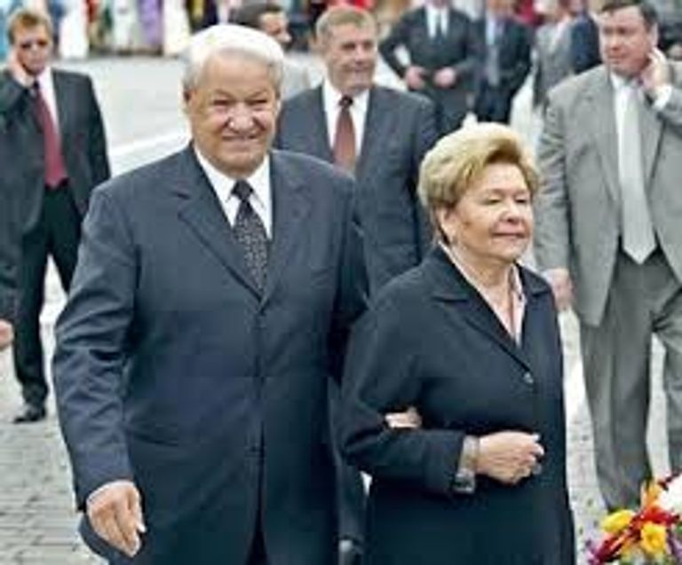 الرئيس الروسي فلاديمير بوتين يكرم أرملة بوريس يلتسين