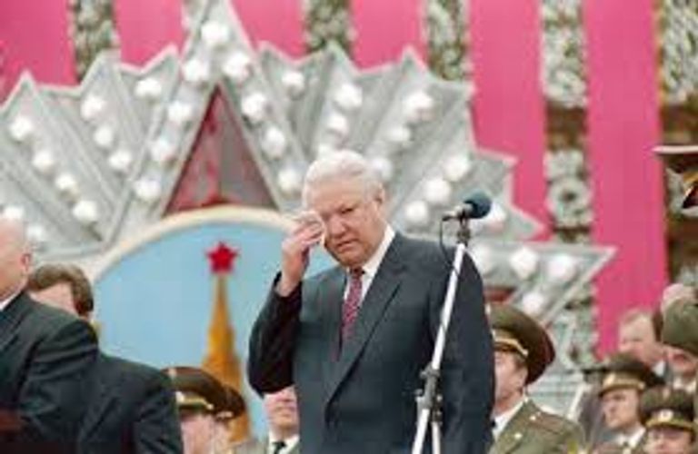 الرئيس الروسي فلاديمير بوتين يكرم أرملة بوريس يلتسين