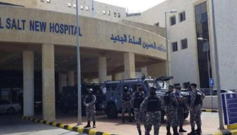 قوات الأمن الأردنية أمام مستشفى السلط