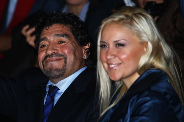 مارادونا تزوج وانفصل عدة مرات دييجو مارادونا أسطورة الكرة العالمية