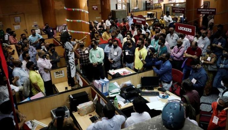إضراب موظفي البنوك ضد خصخصة البنوك الحكومية في مومباي - رويترز