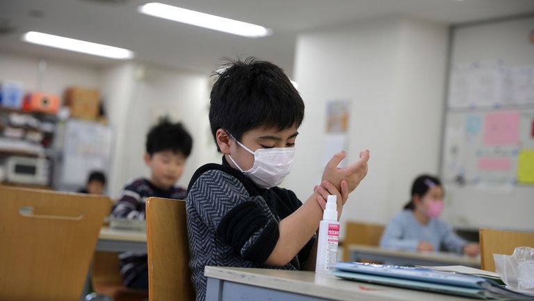 طفلة تعبث بالمنظفات والمطهرات